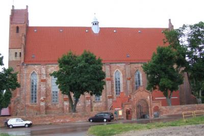 Późnogotycki kościół Żarnowiec. Odległość 15 km.